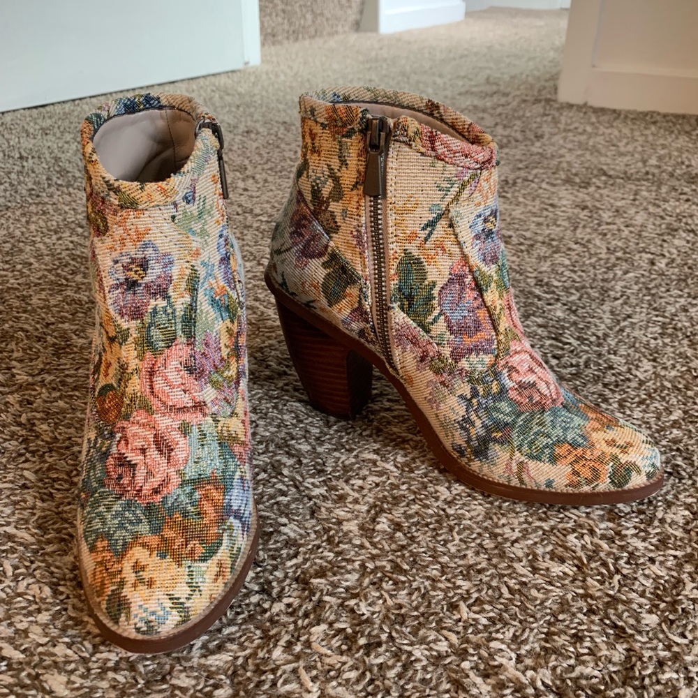 Hinge floral booties
